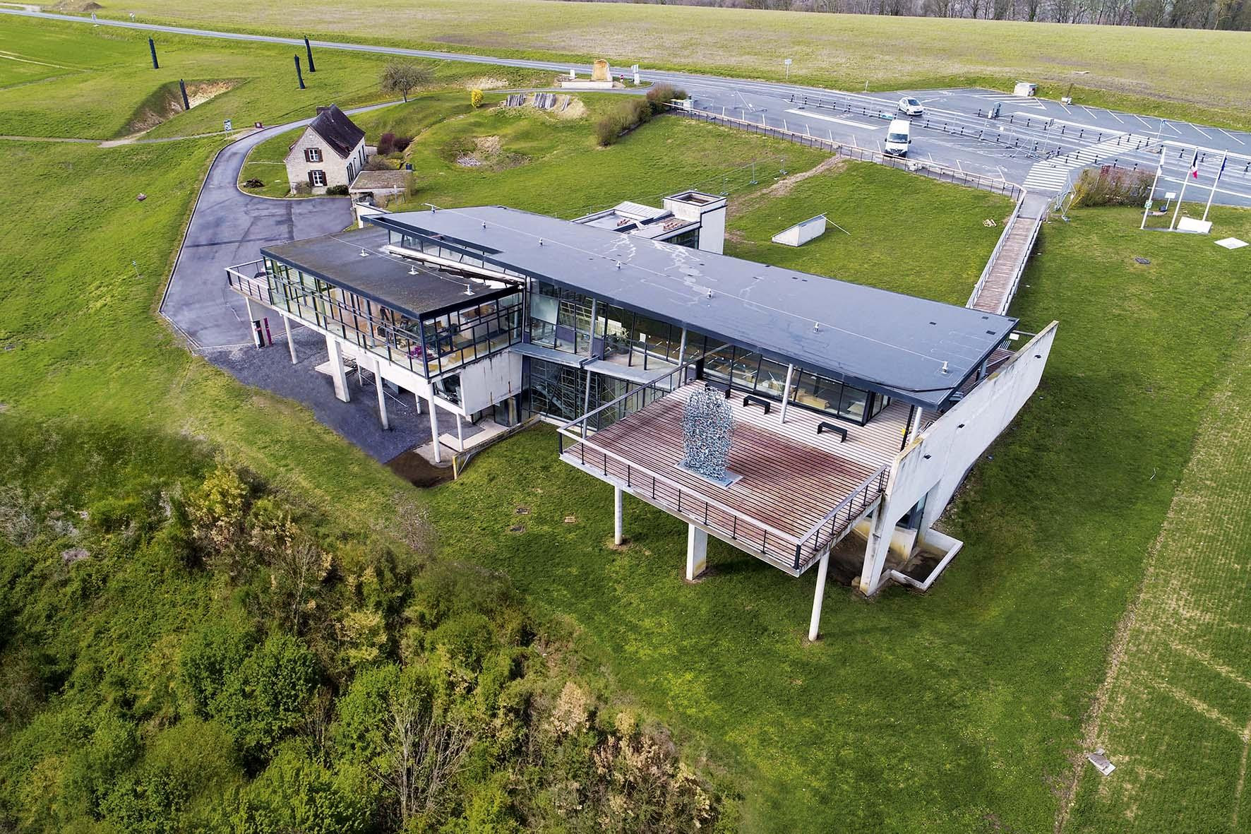 Caverne du Dragon pelouse+camions